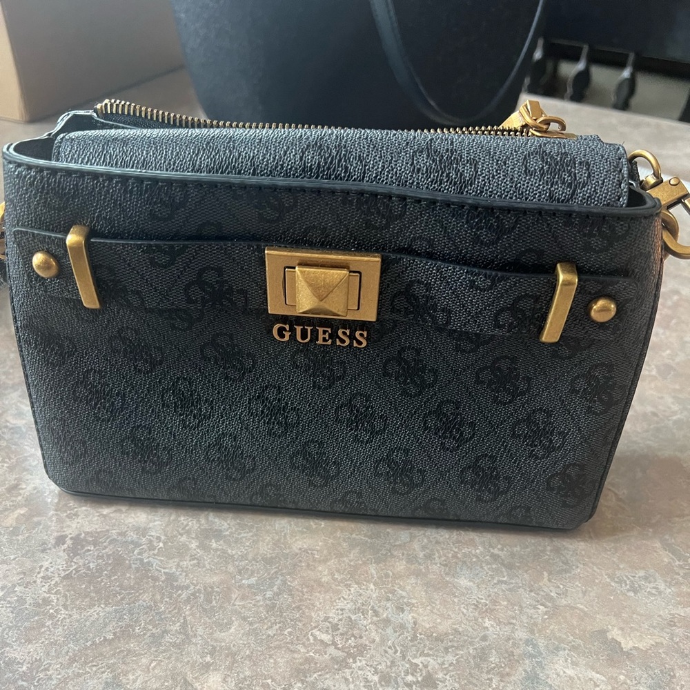 Like New Guess Crossbody